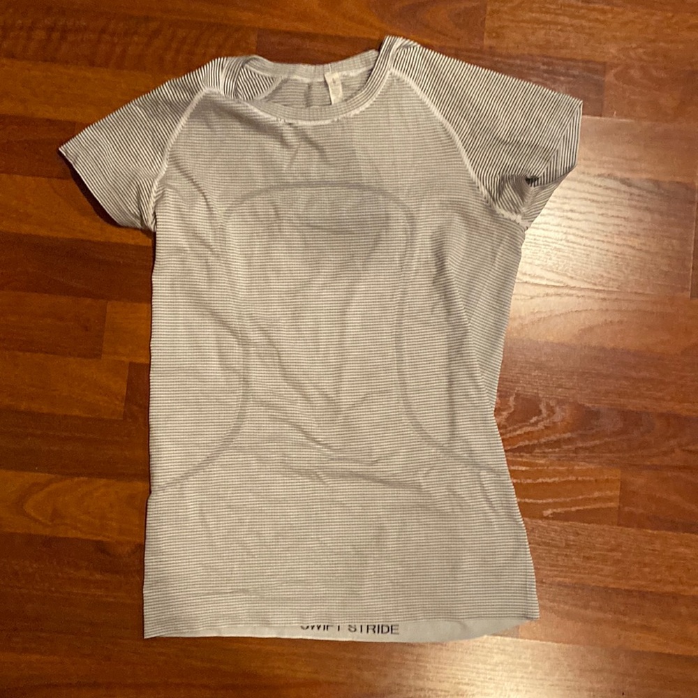 LuluLemon Swiftly Tech Shirt sleeve 1.0
